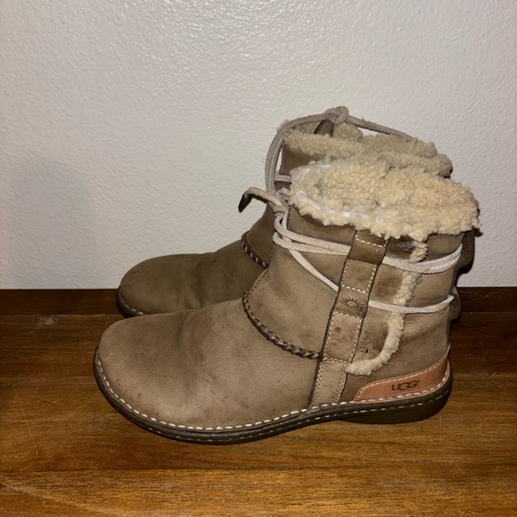 UGG Shoes - UGG Australia La Jolla Beige Cosplay Halloween Lace Up Ankle Sz 8